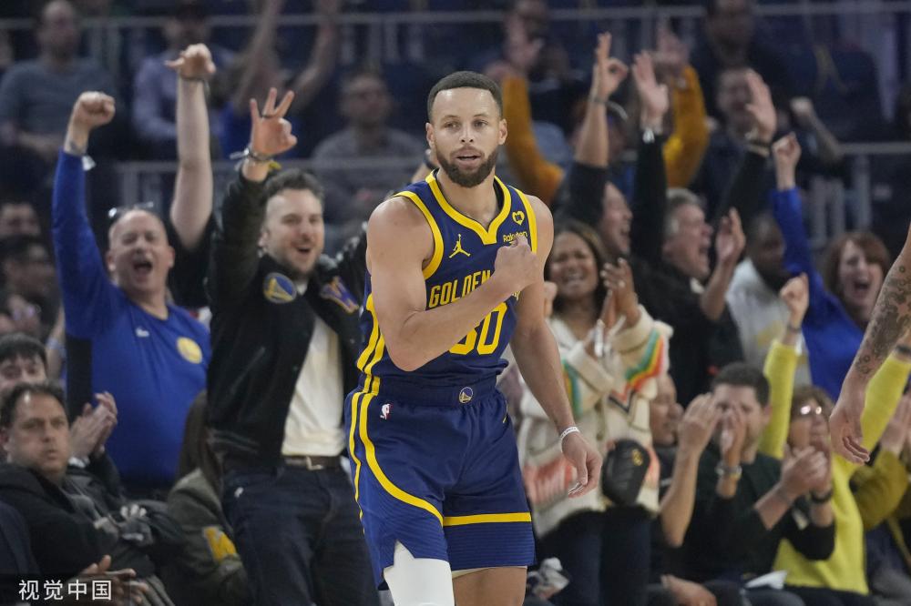 突显了他对 突显了他对